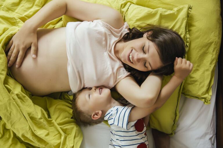 En combien de temps peut-on sentir bébé bouger lors d’une deuxième grossesse ?