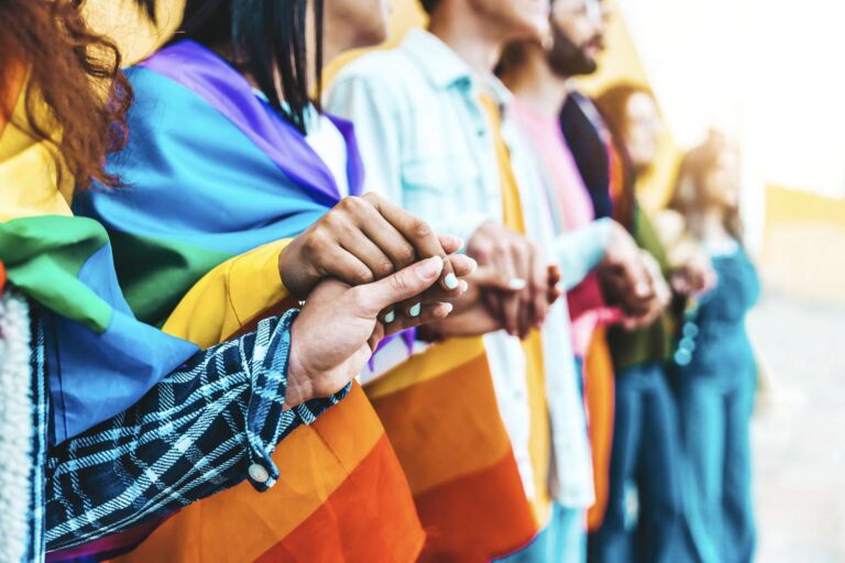 Les jeunes LGBTQ+ courent un risque élevé de suicide, selon une enquête