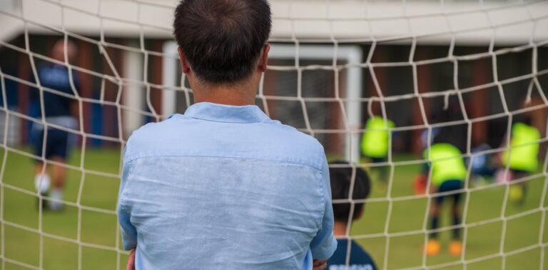 On vous a demandé d'être entraîneur de sport chez les juniors : voici comment gérer au mieux les parents impliqués