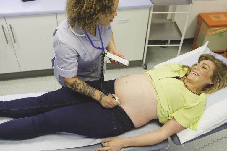 Pourquoi vous n'entendez pas les battements de cœur de bébé en début de grossesse