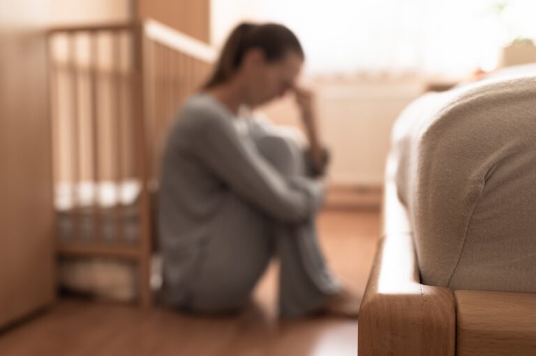 Une étude révèle des taux alarmants de dépression post-partum chez les mères de six pays