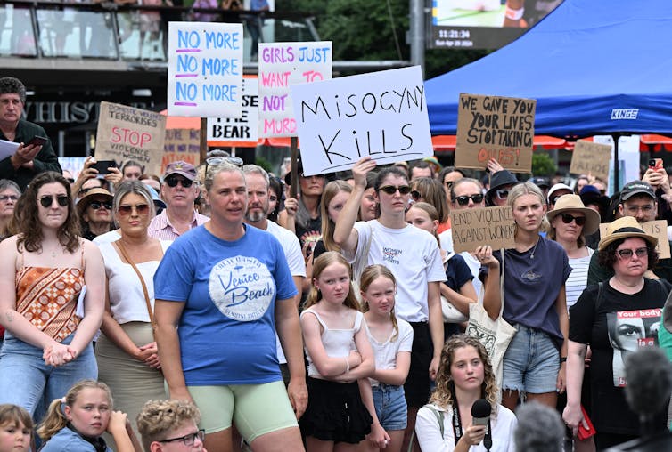 Manifestants lors du rassemblement national contre la violence sexiste à Brisbane le 28 avril 2024.