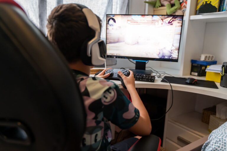 Conseils pour aider les enfants à rester en sécurité en ligne cet été