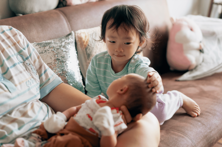 Les enfants plus âgés devraient-ils avoir leur mot à dire au nom de leur nouveau frère ou sœur ?