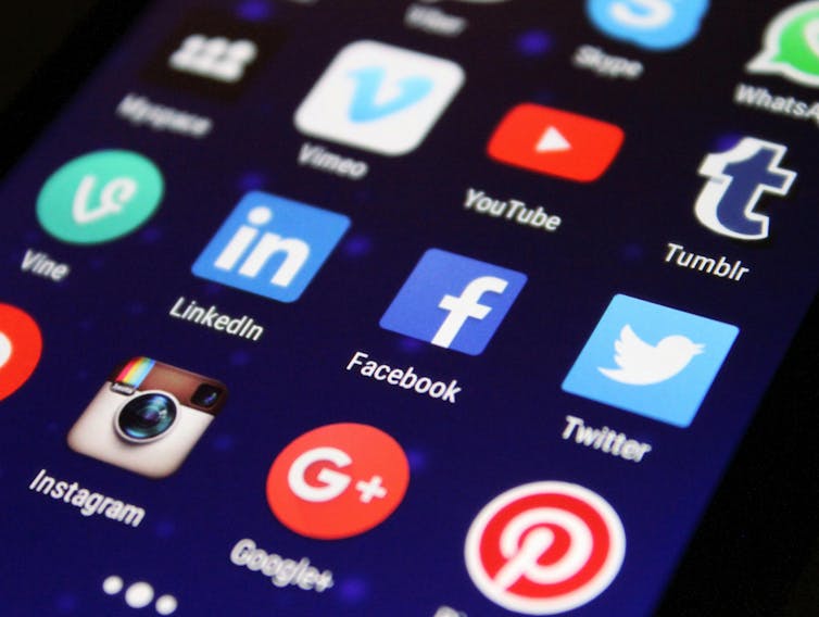 Un écran de smartphone avec des applications pour Instagram, Facebook, Twitter et YouTube