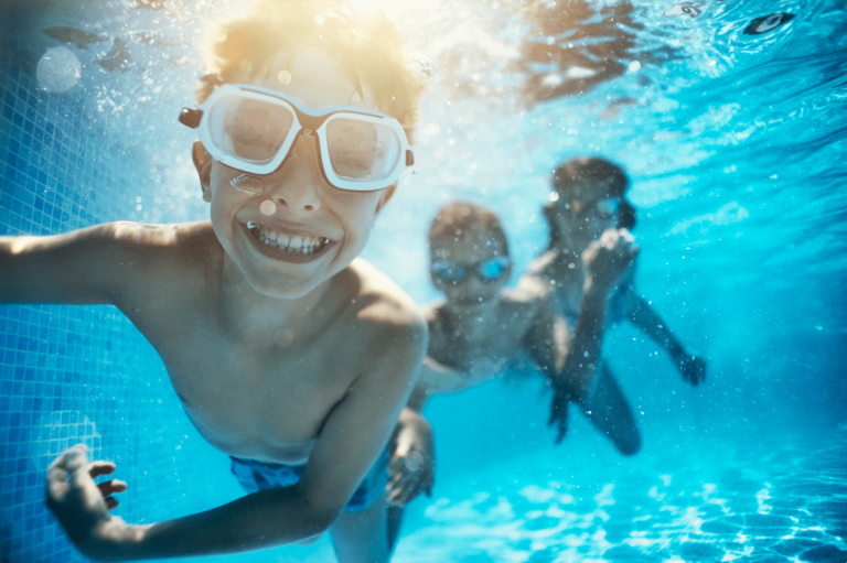 Un plongeon dans la piscine compte-t-il comme un bain pour les enfants ?