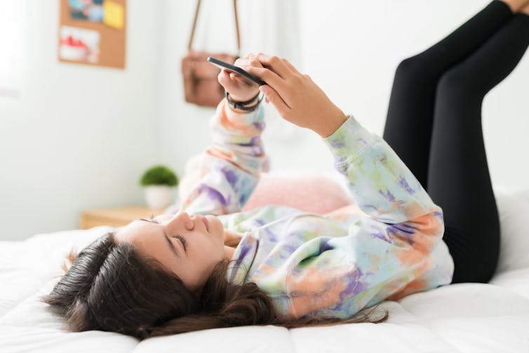 Une adolescente sur un smartphone