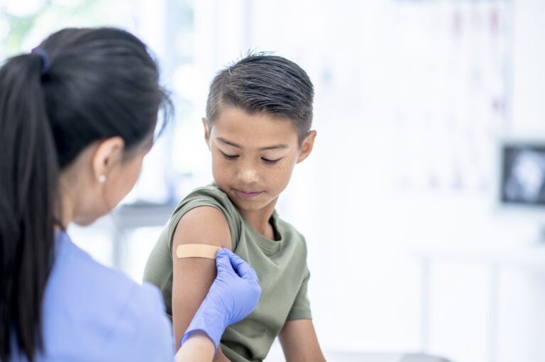 Le CDC recommande des vaccins mis à jour contre le COVID-19 et la grippe