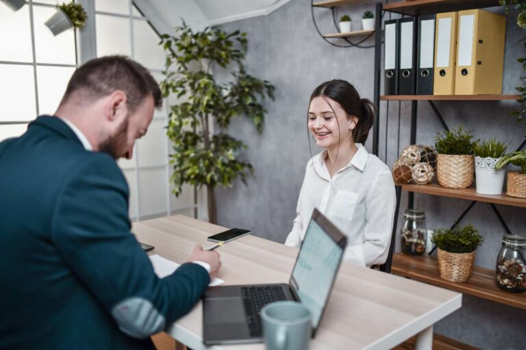 Les parents aident-ils trop leurs adolescents à trouver un emploi d’été ?