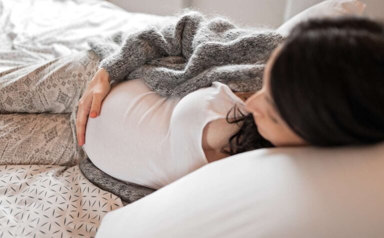 Oui, il est sans danger de s'allonger sur le ventre pendant la grossesse