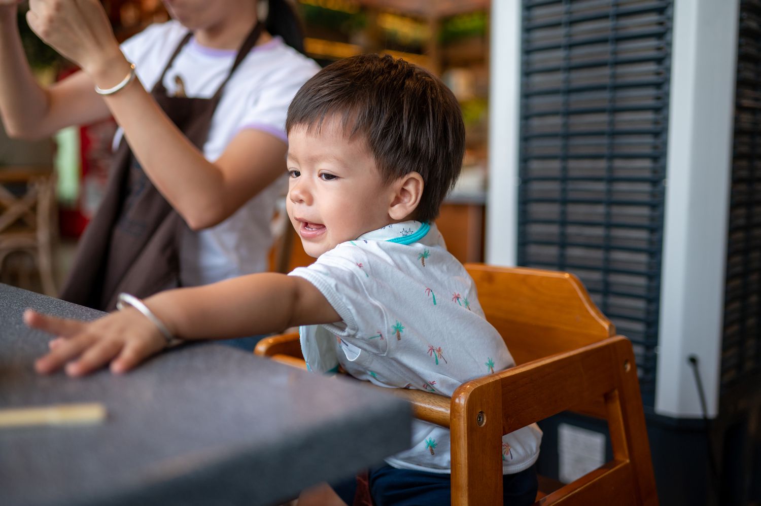 Pourquoi vous ne devriez pas placer de sièges auto sur les chaises hautes des restaurants