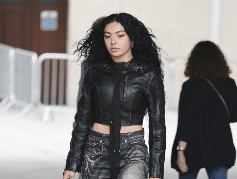 Qu’est-ce que « Brat Girl Summer » et pourquoi les enfants l’adoptent-ils ?