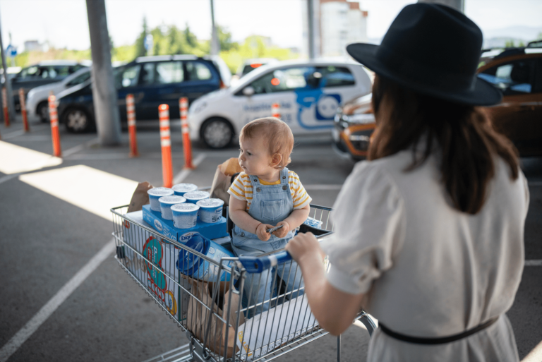 Une maman devient virale pour son point de vue controversé sur les chariots de courses