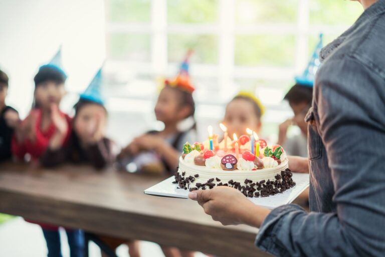 Une maman permet à tous ses enfants de souffler leurs bougies d'anniversaire