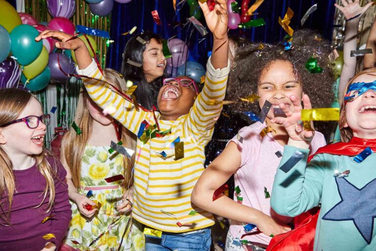 Une mère critiquée pour avoir envoyé son enfant à une fête qui a duré sept heures