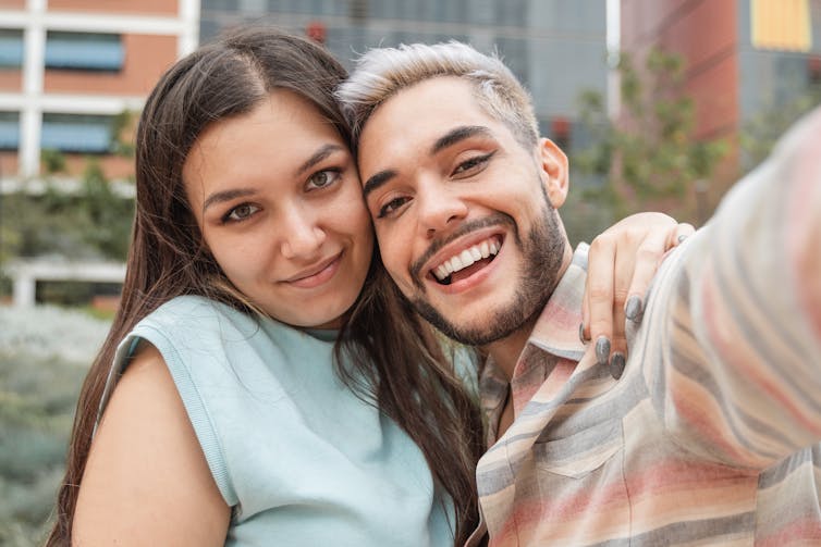 Deux jeunes adultes se tenant dans les bras.