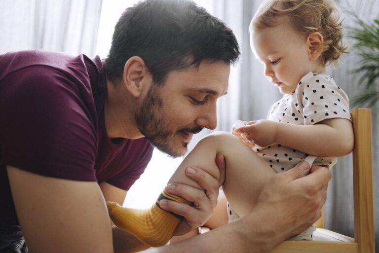 Un papa devient viral suite à une découverte amusante sur les genoux des enfants