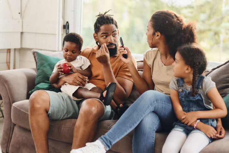 Une maman montre que la communication entre les parents est difficile