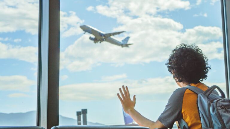 Une récente panne de technologie a laissé des enfants bloqués dans les aéroports