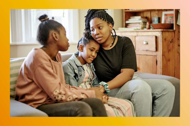 Un nouveau sondage révèle que les parents noirs discutent le plus souvent de race avec leurs enfants