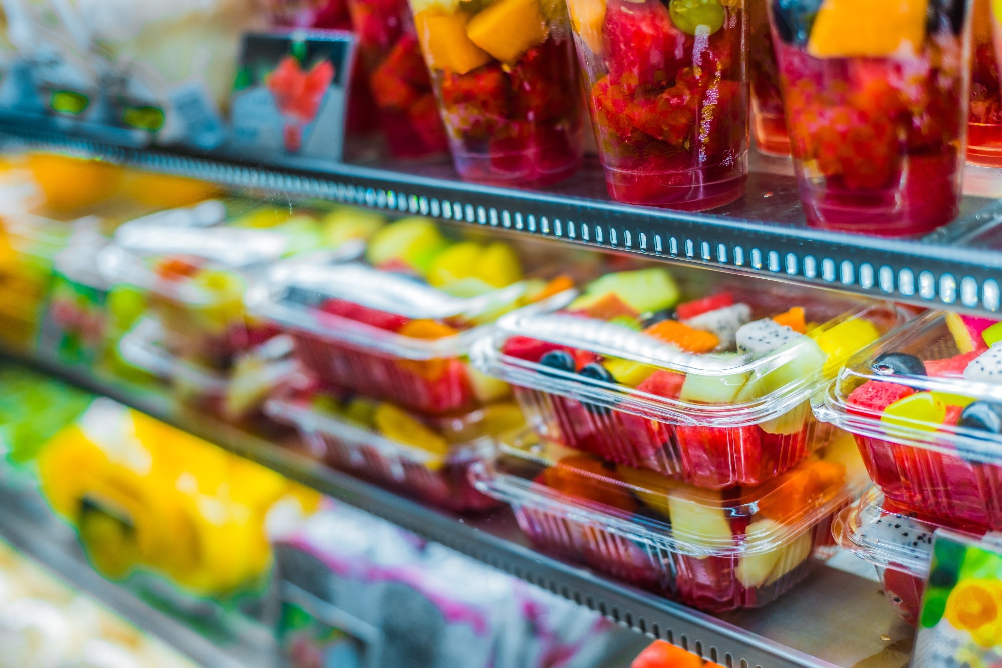 Une étude révèle la présence de milliers de produits chimiques en contact avec les aliments chez l'homme, ce qui soulève des inquiétudes en matière de sécurité