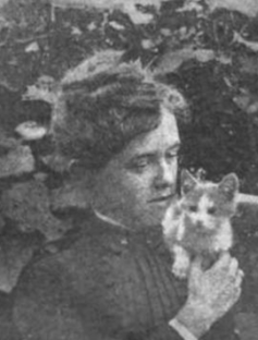 Photographie granuleuse en noir et blanc d’une jeune femme faisant un câlin à un chaton.