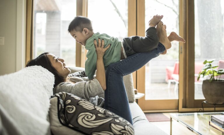 Les mamans trouvent plus de joie dans la parentalité que prévu