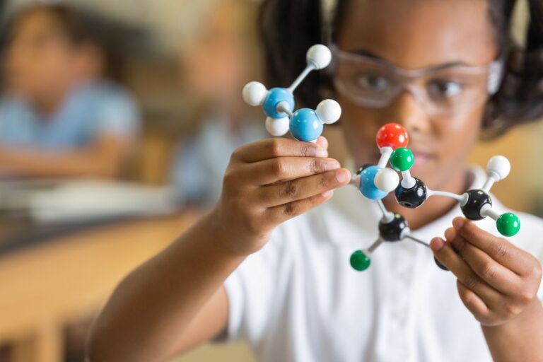 Pourquoi les filles estiment qu'elles ne sont pas « assez intelligentes » pour les emplois STEM