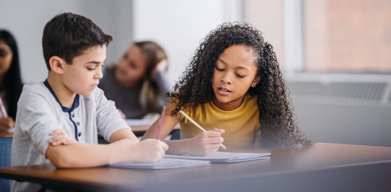 Le statut socio-économique explique la plupart des écarts de réussite raciaux et ethniques à l’école primaire