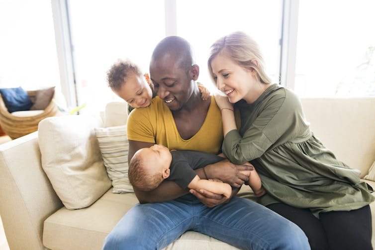 Parents et enfants sur un canapé.