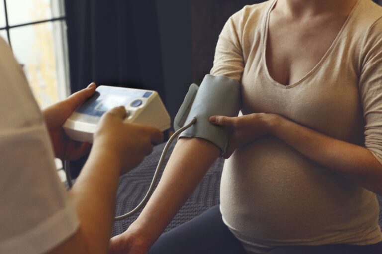 Ce que signifie avoir des protéines dans l'urine pendant la grossesse