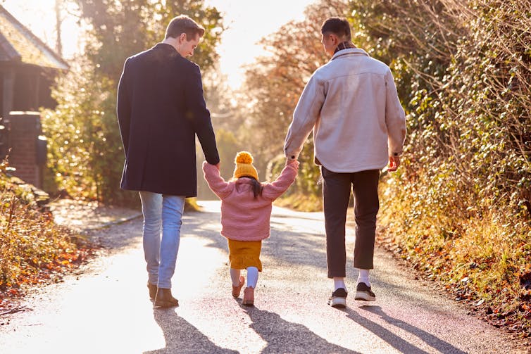 Des papas ont vu marcher un enfant par les mains.