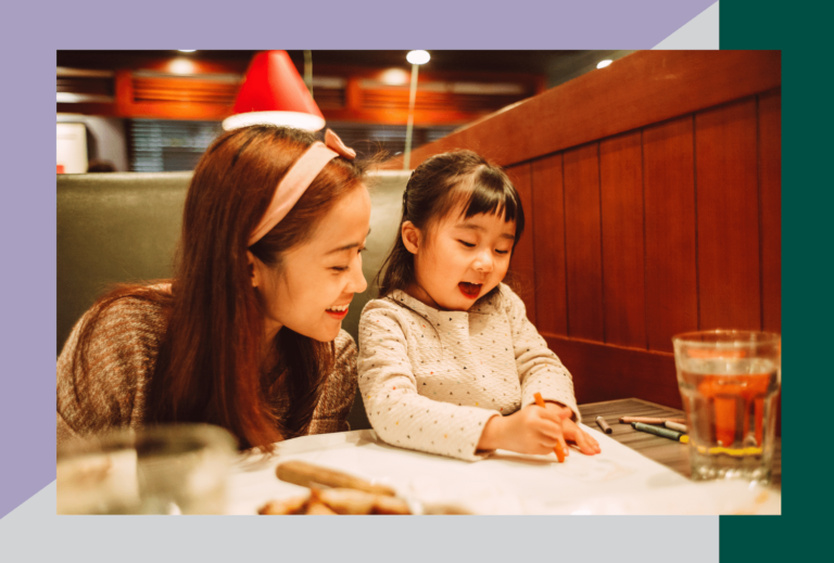 Voici comment amener vos enfants à se comporter dans les restaurants sans écrans