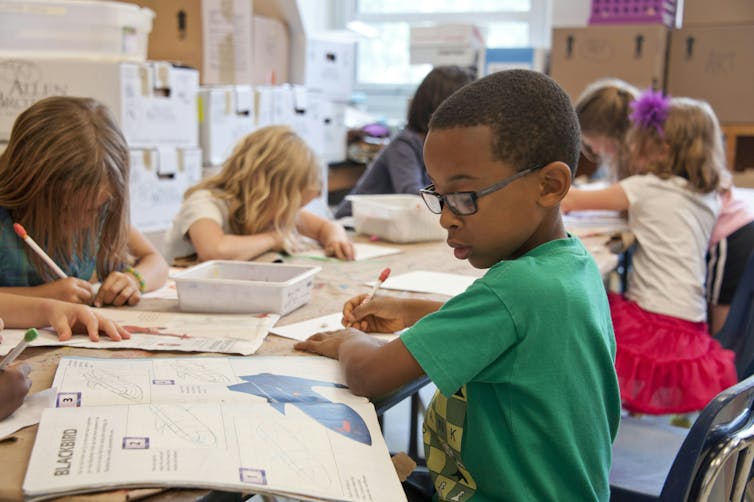 Les enfants travaillent en classe