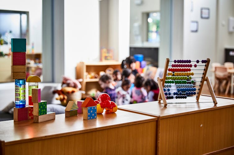 Des puzzles et des jouets alignés dans un centre de garderie.