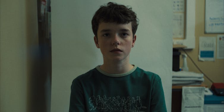 L'acteur Owen Cooper en tant que Jamie Miller regarde vers l'avenir.