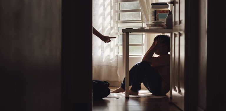 De nouvelles recherches montrent comment les parents peuvent utiliser un contrôle coercitif sur leurs enfants