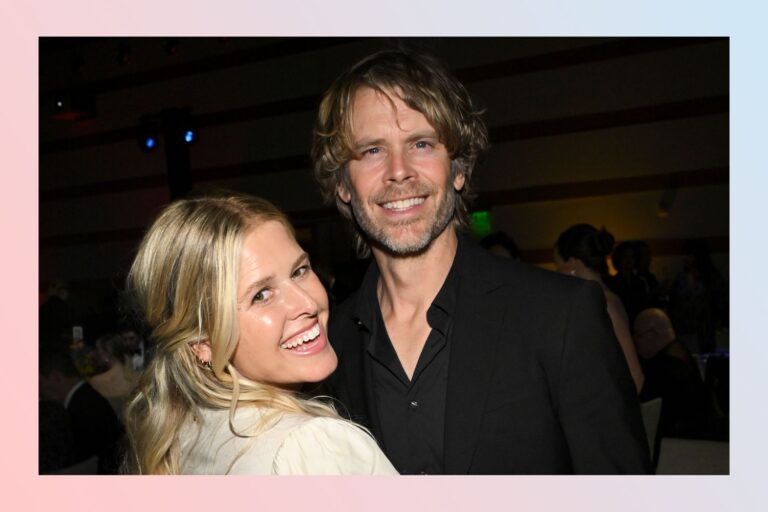 Eric Christian Olsen et Sarah Wright accueillent une petite fille