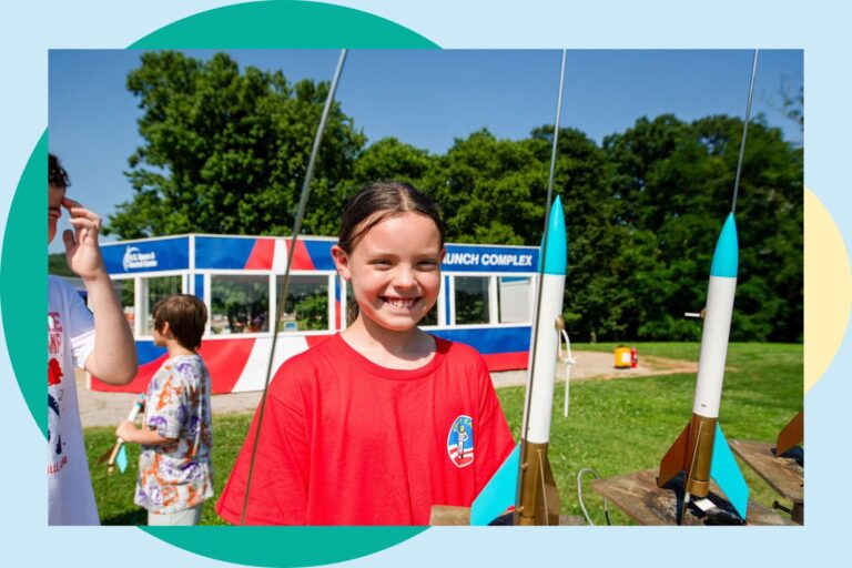 Little Girl vend de la limonade pour collecter des fonds pour un camp spatial