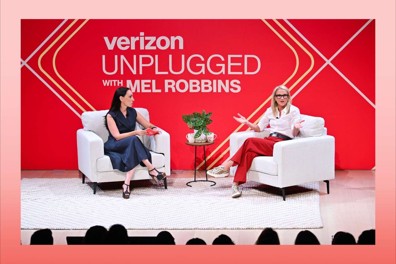 Pourquoi Mel Robbins dit que les parents doivent réparer leur propre temps d'écran