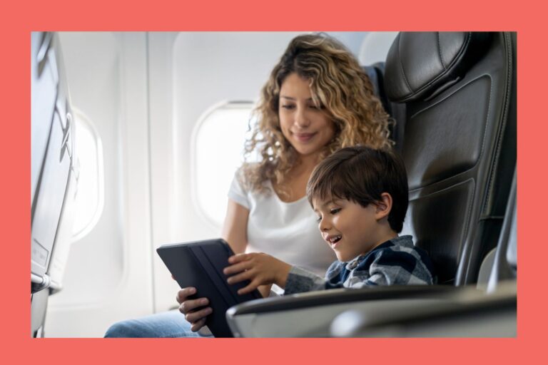 Le truc de l'oreille d'avion de maman pour les enfants devient viral, mais est-ce sûr?