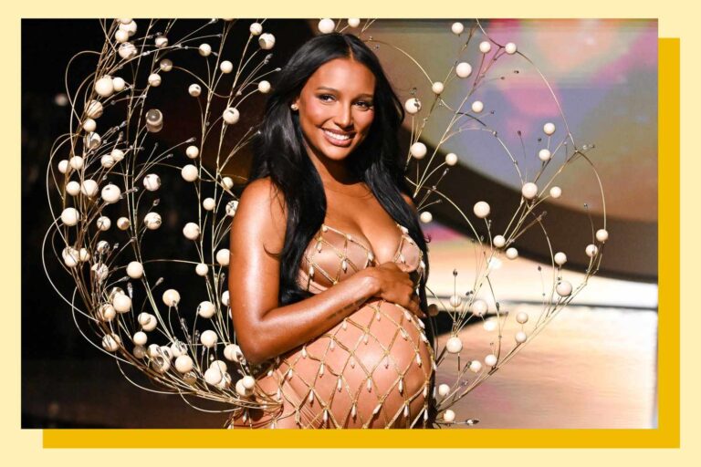Jasmine Tookes parle de sa marche sur le podium enceinte