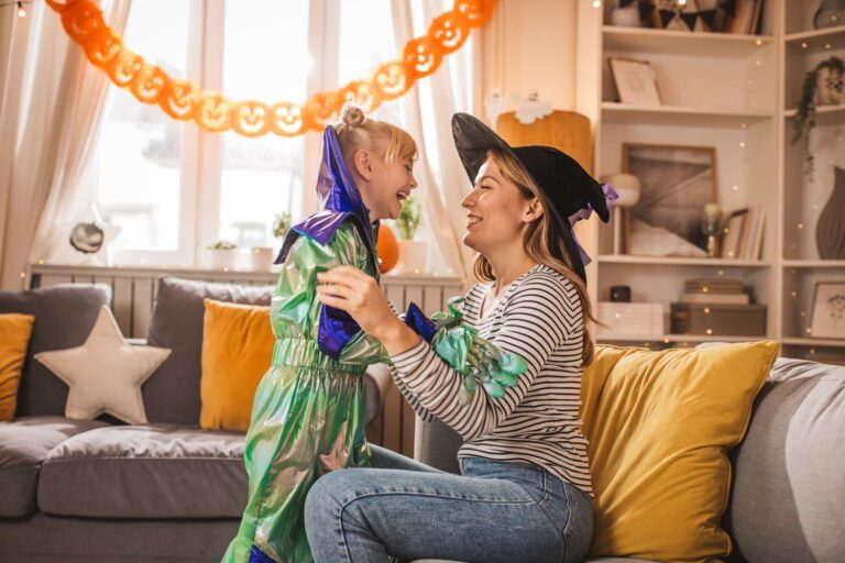 Le jouet préféré de ce tout-petit est un squelette en plastique