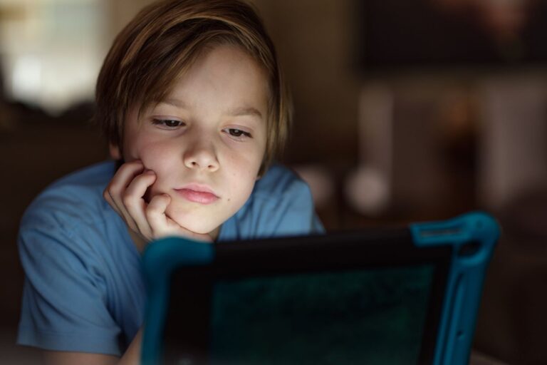 7 signes que votre enfant est accro aux écrans et que faire