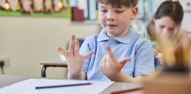 Une nouvelle étude montre que les petits enfants qui comptent sur leurs doigts réussissent mieux en mathématiques
