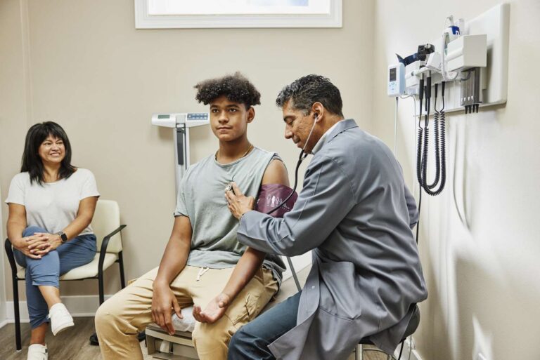 Pourquoi les adolescents et les jeunes adultes cessent de consulter régulièrement des médecins