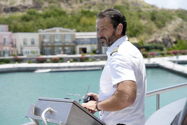 Le capitaine Jason prend conscience du fait d&rsquo;élever une préadolescente