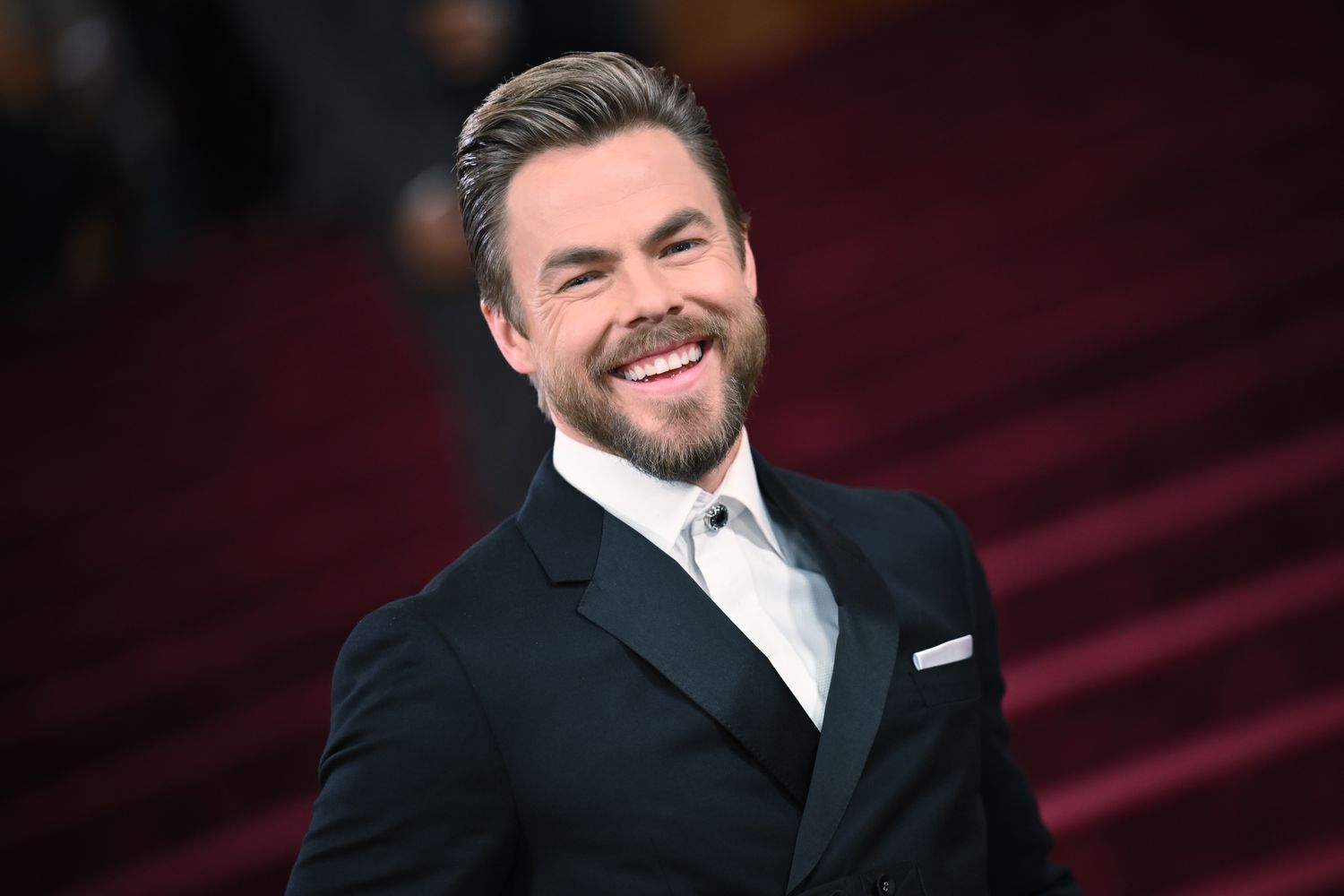Le nouveau papa Derek Hough parle du premier mois de bébé Everley