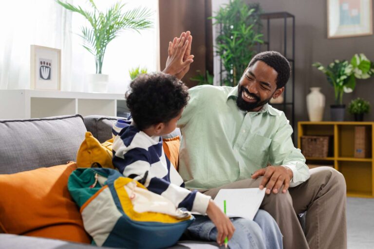 9 façons de féliciter votre enfant qui renforcent la confiance