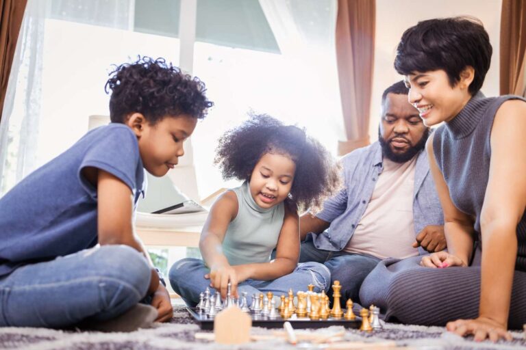 L’auteur présente des arguments convaincants en faveur de l’enseignement des échecs aux bébés